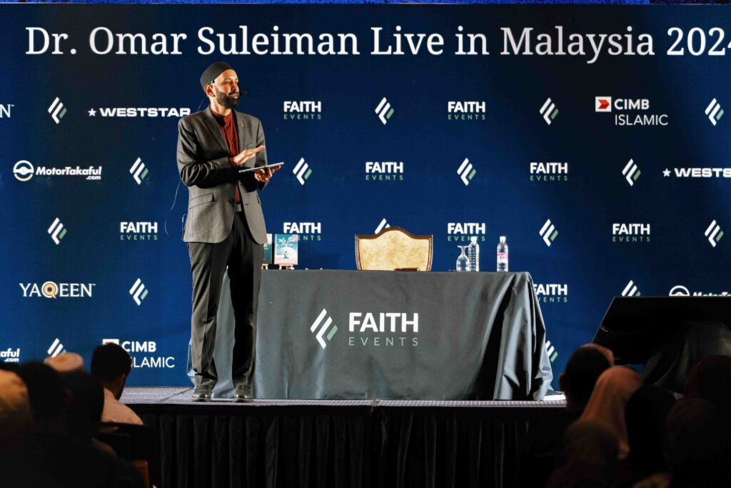 Dr Omar Suleiman giving his lecture on the stage